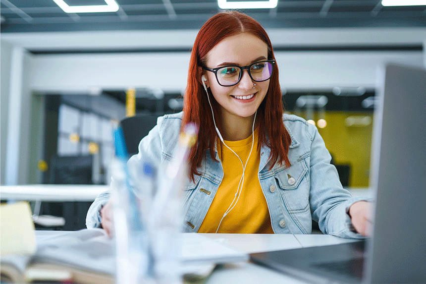 jovem no ambiente de trabalho em frente ao computador